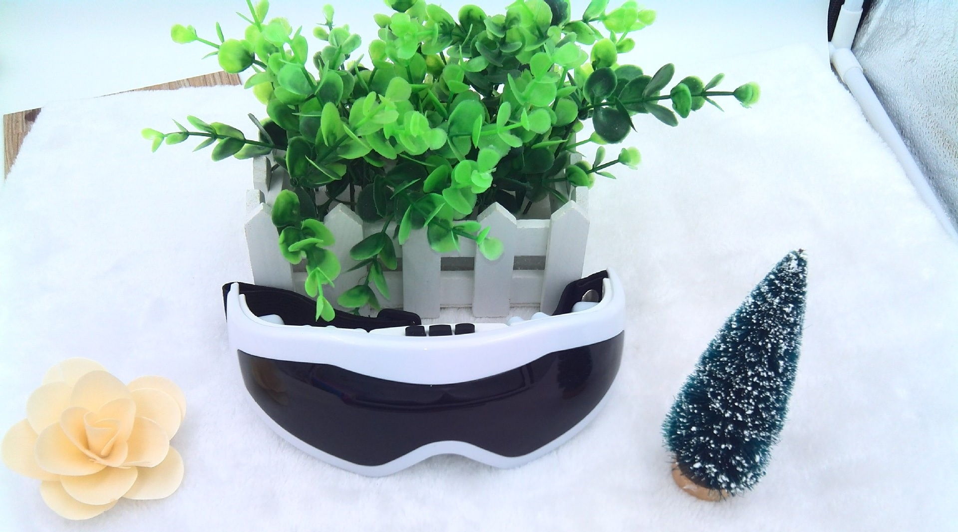 Eye Care Massager Glasses Acupuncture Gently Vibrating Rest & Relax Machine